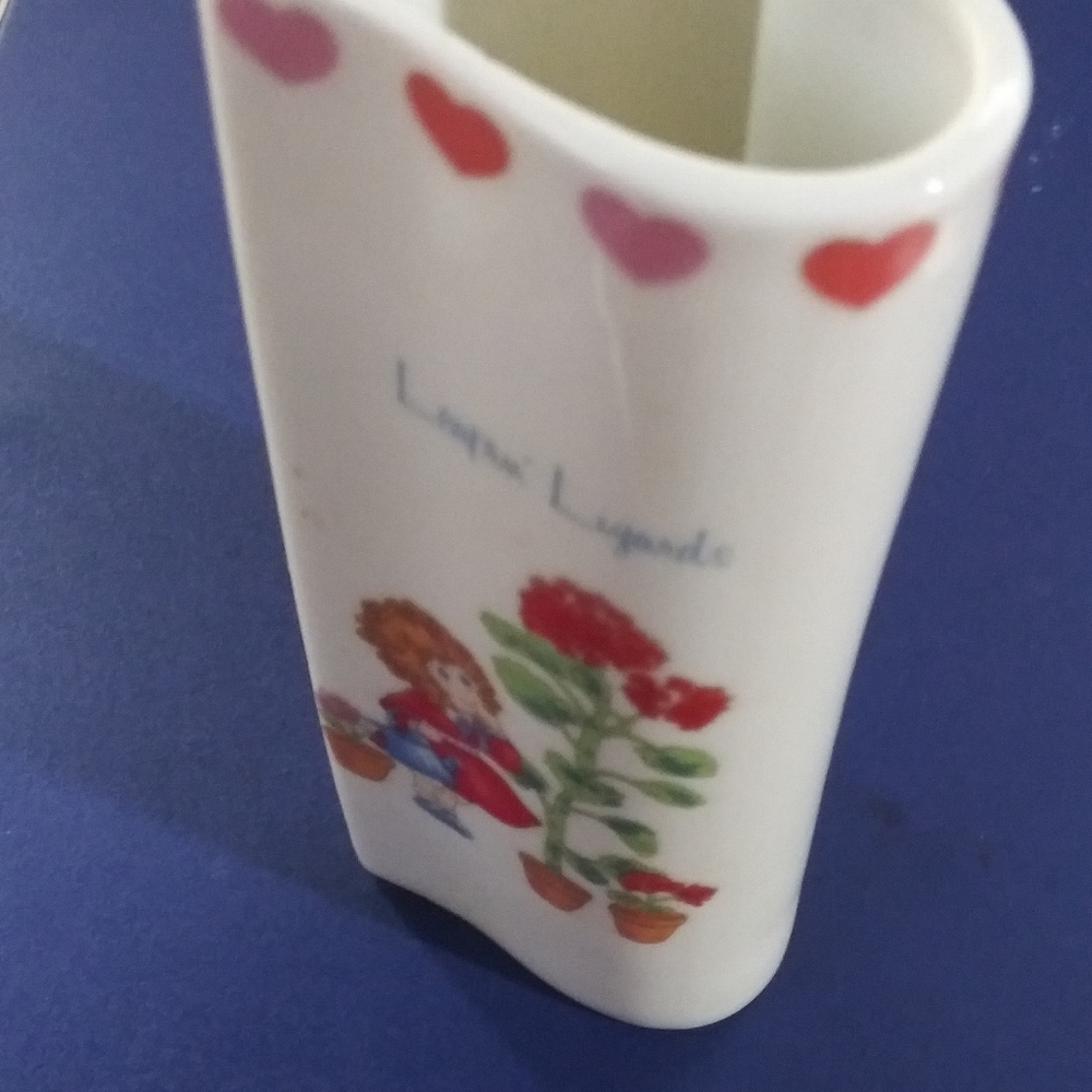 "Annie" 1982 Heart shaped vase featuring orphan Annie